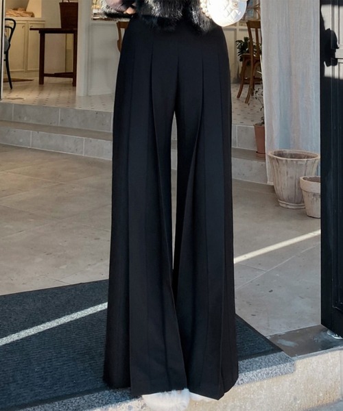 LAFFMO（ラフモ）の「タック入りフレアスラックス（スラックス・レディース・ブラック/ネイビー/オフホワイト/キャメル・M/L）」の3枚目の写真