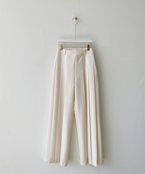 LAFFMO（ラフモ）の「タック入りフレアスラックス（スラックス・レディース・ブラック/ネイビー/オフホワイト/キャメル・M/L）」の9枚目の写真