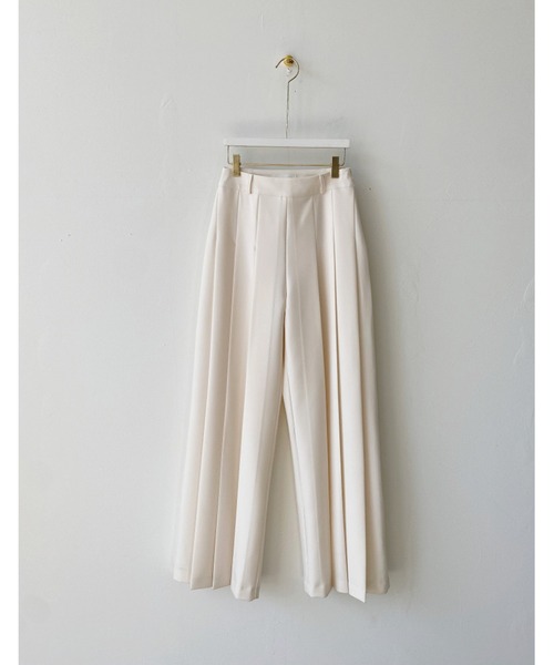 LAFFMO（ラフモ）の「タック入りフレアスラックス（スラックス・レディース・ブラック/ネイビー/オフホワイト/キャメル・M/L）」の8枚目の写真