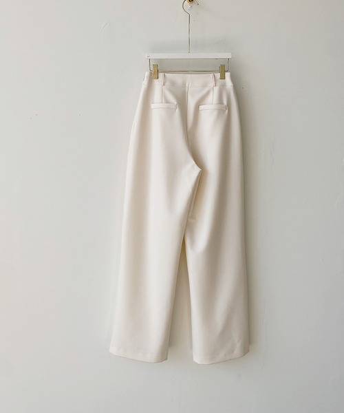 LAFFMO（ラフモ）の「タック入りフレアスラックス（スラックス・レディース・ブラック/ネイビー/オフホワイト/キャメル・M/L）」の6枚目の写真