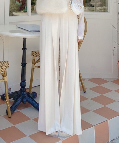 LAFFMO（ラフモ）の「タック入りフレアスラックス（スラックス・レディース・ブラック/ネイビー/オフホワイト/キャメル・M/L）」の18枚目の写真