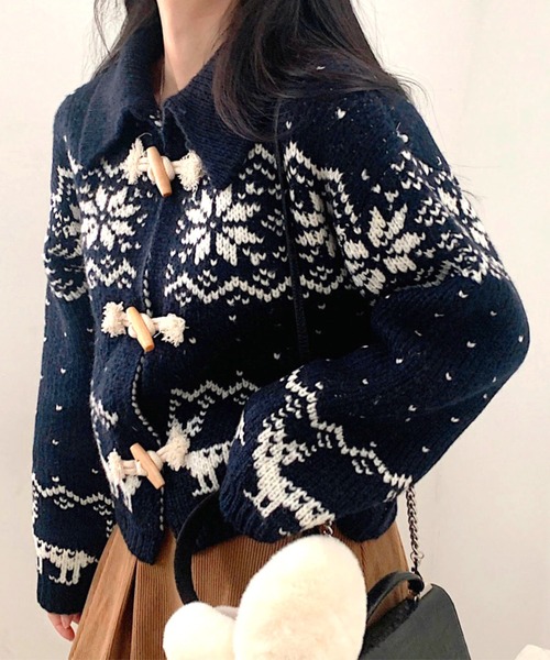 SHEENA(シーナ)の「トグルボタンノルディック柄襟付きニットカーディガン(カーディガン/ボレロ・レディース・ネイビー/アイボリー/グレー・M)」の4枚目の写真
