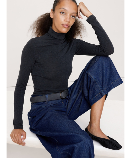 Banana Republic(バナナリパブリック)の「リュクス ウールブレンド タートルネックTシャツ(Tシャツ/カットソー・レディース・チャコールグレー/オレンジ/ブラウン/ブラック/アイボリー/ネイビー・M/S/XS/L)」の4枚目の写真