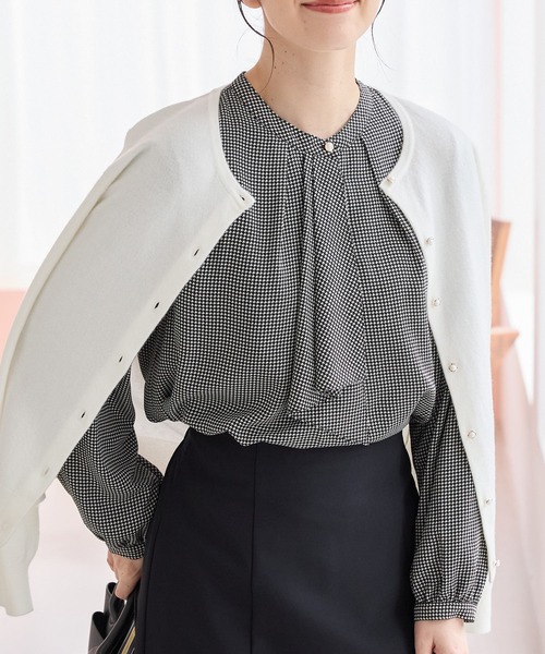 Honeys(ハニーズ)の「【ハニぽか】あったか裏地ボウタイブラウス(シャツ/ブラウス・レディース・グレイッシュブルー/ブラック系その他/アイボリー/ネイビー/ピンク系/ボルドー・3L/L/LL/M/S)」の3枚目の写真