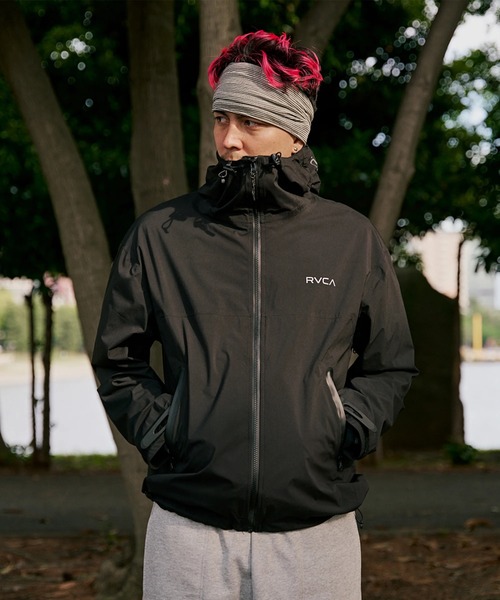 RVCA(ルーカ)の「RVCA メンズ 3LYERD JKT ジャケット 【2025年秋冬モデル】 @autumn/ルーカ撥水ナイロンマウンテンジャケット(マウンテンパーカー・メンズ・ブラック/ライトブルー/ブルー系その他・SMALL/MEDIUM/LARGE/X-LARGE)」の2枚目の写真