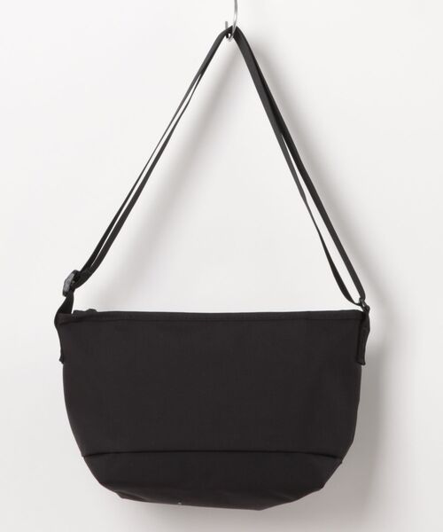 Manhattan Portage（マンハッタンポーテージ）の「NYLON MESSENGER BAG JR SLIM FZP 500D CORDURA 25 / POOH（メッセンジャーバッグ・レディース・ブラック・SMALL）」の15枚目の写真