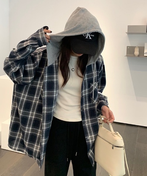 FUNdaysion(ファンデイション)の「フード付きチェックシャツ(Tシャツ/カットソー・レディース・ブラック/ブルー・M)」の1枚目の写真