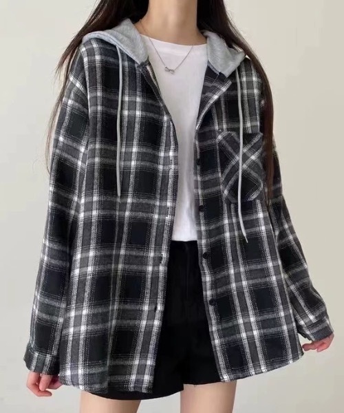 FUNdaysion(ファンデイション)の「フード付きチェックシャツ(Tシャツ/カットソー・レディース・ブラック/ブルー・M)」の2枚目の写真