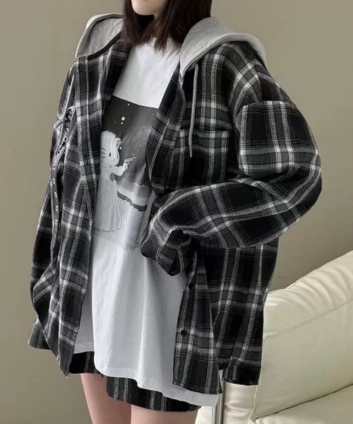 FUNdaysion(ファンデイション)の「フード付きチェックシャツ(Tシャツ/カットソー・レディース・ブラック/ブルー・M)」の3枚目の写真