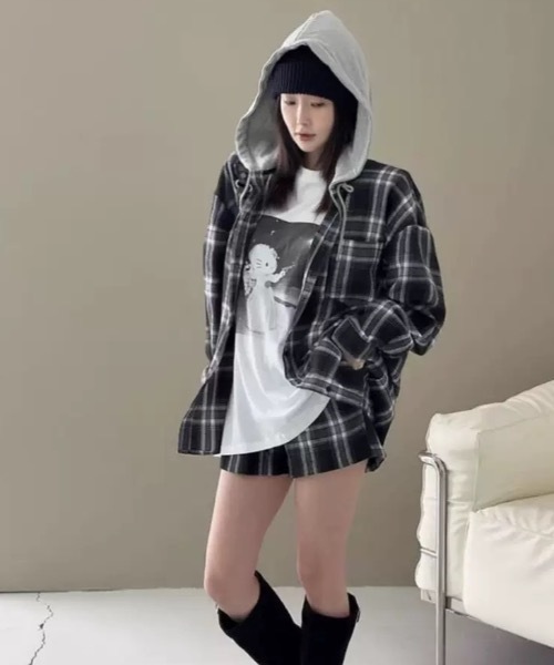 FUNdaysion(ファンデイション)の「フード付きチェックシャツ(Tシャツ/カットソー・レディース・ブラック/ブルー・M)」の4枚目の写真