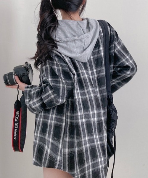 FUNdaysion(ファンデイション)の「フード付きチェックシャツ(Tシャツ/カットソー・レディース・ブラック/ブルー・M)」の5枚目の写真