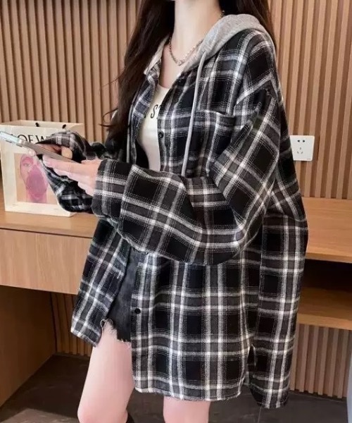FUNdaysion(ファンデイション)の「フード付きチェックシャツ(Tシャツ/カットソー・レディース・ブラック/ブルー・M)」の7枚目の写真