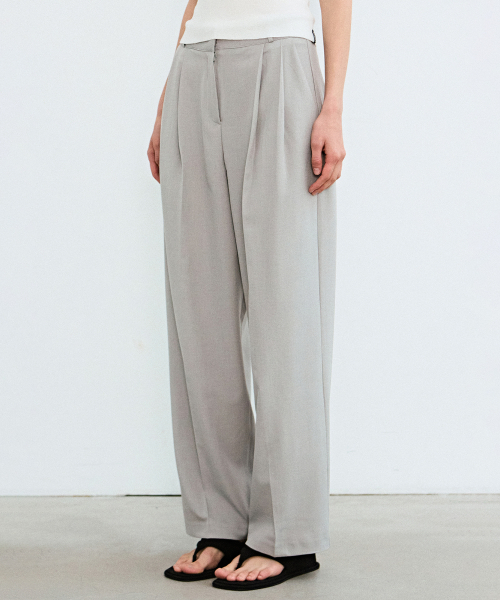 NICK&NICOLE(ニックアンドニコール)の「MINIMAL LONG PINTUCK SLACKS_GRAY(スラックス・レディース・その他・SMALL/MEDIUM/LARGE)」の3枚目の写真