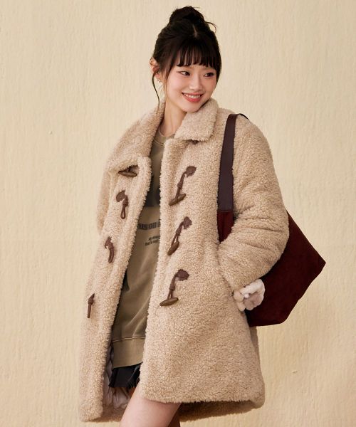 CHASECULT(チェイスカルト)の「女性 ボア ダッフルコート - ベージュ(ムートンコート・レディース・ベージュ・90/85)」の5枚目の写真