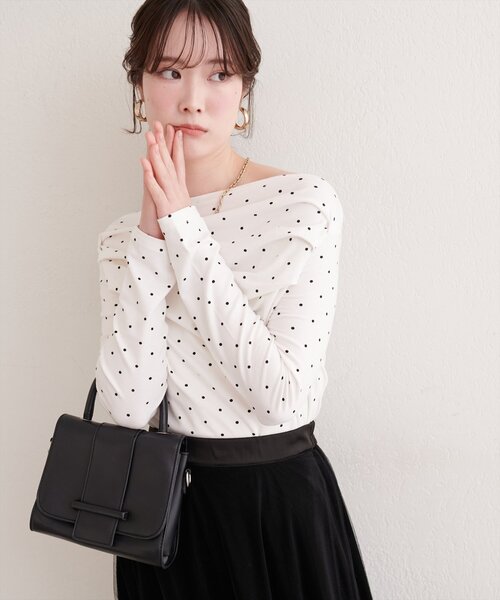 natural couture（ナチュラルクチュール）の「ドット柄ドレーププルオーバー（Tシャツ/カットソー・レディース・ブラック/オフホワイト/チャコールグレー・FREE）」の2枚目の写真
