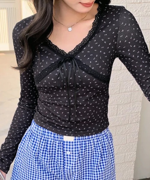 lulufa（ルルファ）の「カップ付き リボンレース 小花モチーフVネック ロングスリーブ（Tシャツ/カットソー・レディース・ホワイト/ブラック・FREE）」の2枚目の写真