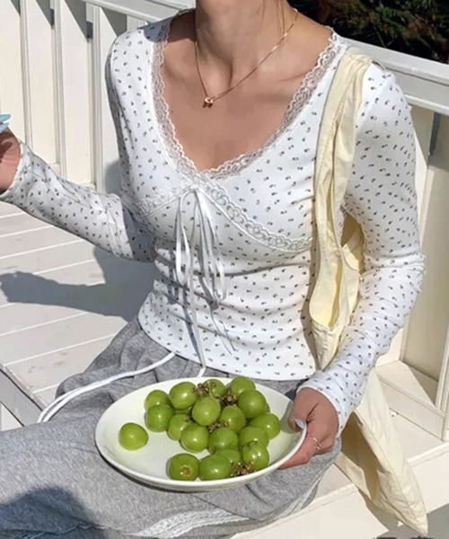 lulufa（ルルファ）の「カップ付き リボンレース 小花モチーフVネック ロングスリーブ（Tシャツ/カットソー・レディース・ホワイト/ブラック・FREE）」の4枚目の写真