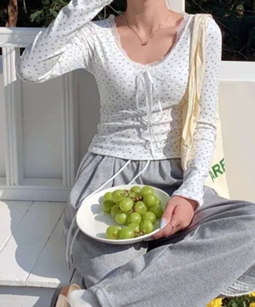 lulufa（ルルファ）の「カップ付き リボンレース 小花モチーフVネック ロングスリーブ（Tシャツ/カットソー・レディース・ホワイト/ブラック・FREE）」の5枚目の写真