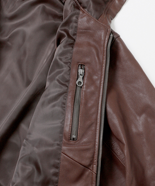 JOURNAL STANDARD（ジャーナルスタンダード）の「ゴート レザー エイジング ジップ フーディ ブルゾン（ライダースジャケット・メンズ・ブラウン・LARGE/MEDIUM）」の15枚目の写真