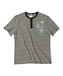 UNTITLED SEOUL（アンタイトル ソウル）の「アンタイトル ステリナイト ストライプ ヘンリーネック 半袖 ホワイト ブラック（Tシャツ/カットソー）」