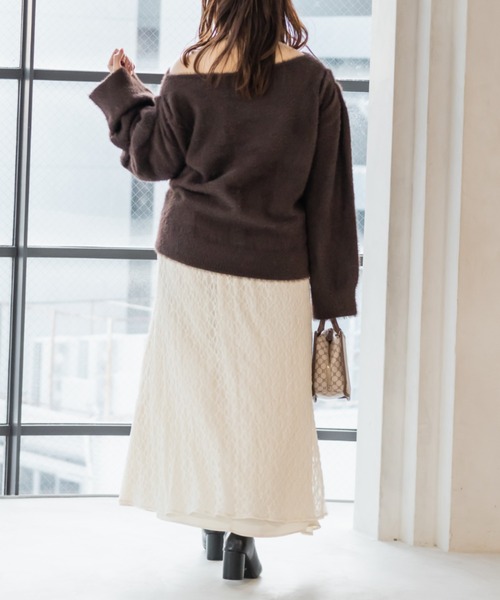 CLETTE(クレット)の「CLETTEオリジナルオフショルシャギーニット(ニット/セーター・レディース・ブラウン/グレー/アイボリー・4L/3L/LL)」の4枚目の写真