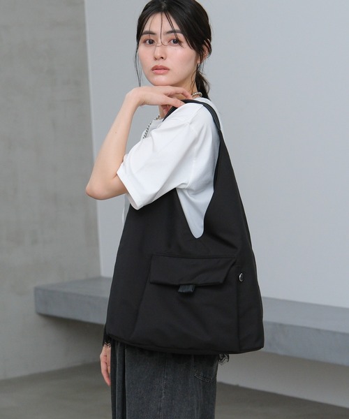 LAKOLE(ラコレ)の「フェイクレザーポケットワンショルダーバッグ / 635608(トートバッグ・レディース・グレー/ブラック・FREE)」の2枚目の写真