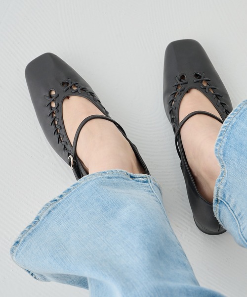 ALM.(アルム)の「【ALM.】LEIRA LEATHER PUMPS(パンプス・レディース・アイボリー/ブラック・39/37)」の1枚目の写真