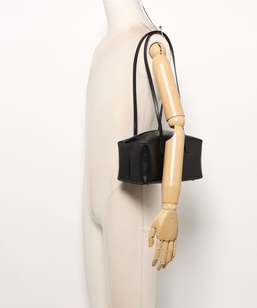 AMOMENTO(アモーメント)の「AMOMENTO small cubo bag(ハンドバッグ・レディース・ブラック・FREE)」の7枚目の写真