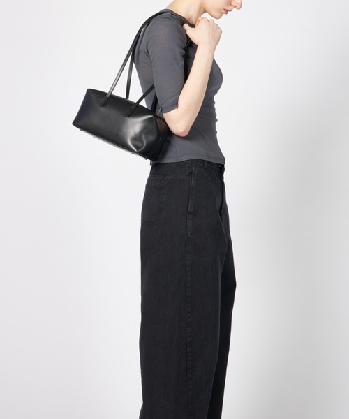 AMOMENTO(アモーメント)の「AMOMENTO small cubo bag(ハンドバッグ・レディース・ブラック・FREE)」の2枚目の写真