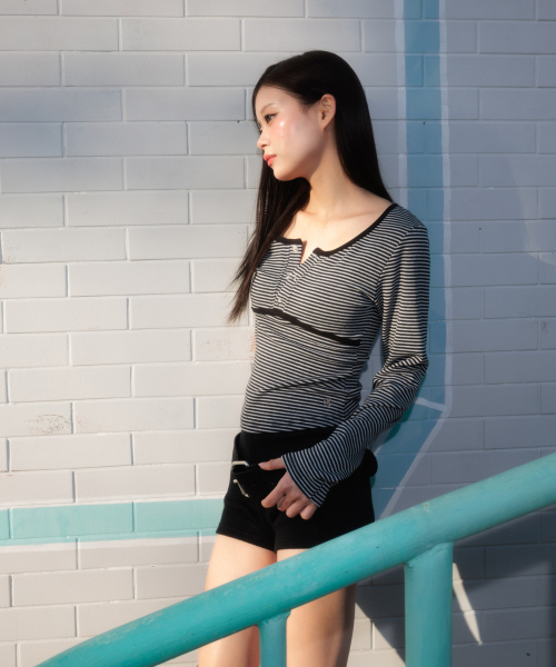 ROSEFRANTZ（ロゼフランツ）の「Button Stripe Long Sleeve [Black]（Tシャツ/カットソー・レディース・ブラック・OS）」の7枚目の写真