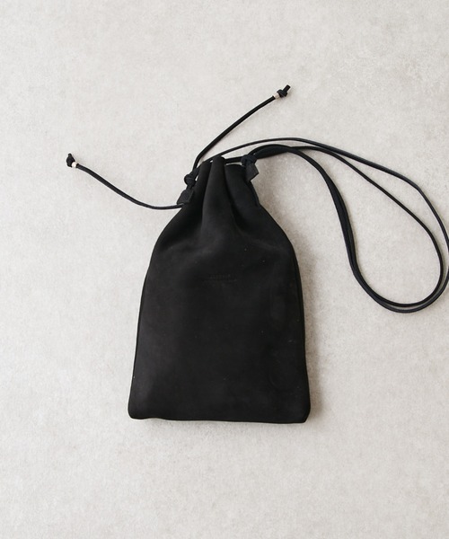 SLOW(スロウ)の「【SLOW】deer nubuck 2waydrawstring shoulderbag(ショルダーバッグ・メンズ・ブラック・FREE)」の1枚目の写真