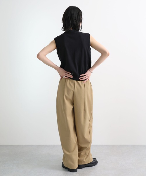 Futier land(フューティアランド)の「【タックワイドパンツ/ワイドスラックス】美脚見えカーブパンツ / 体型カバー(スラックス・レディース・ネイビー/ベージュ/オフホワイト・LARGE/MEDIUM/SMALL)」の4枚目の写真