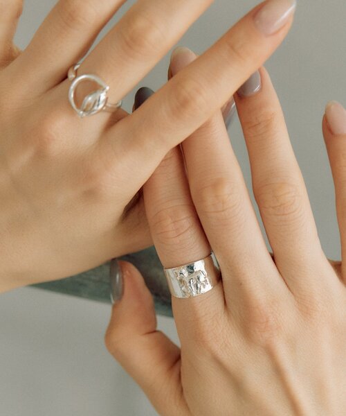 ear PAPILLONNER（イアパピヨネ）の「《WEB＆一部店舗限定》幅広ホースリング（リング・レディース・シルバー/ゴールド・ONE SIZE）」の17枚目の写真