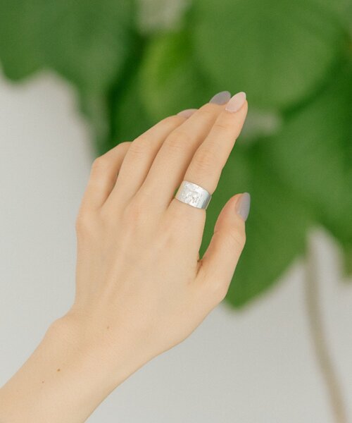 ear PAPILLONNER（イアパピヨネ）の「《WEB＆一部店舗限定》幅広ホースリング（リング・レディース・シルバー/ゴールド・ONE SIZE）」の16枚目の写真