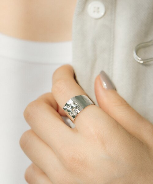 ear PAPILLONNER（イアパピヨネ）の「《WEB＆一部店舗限定》幅広ホースリング（リング・レディース・シルバー/ゴールド・ONE SIZE）」の12枚目の写真