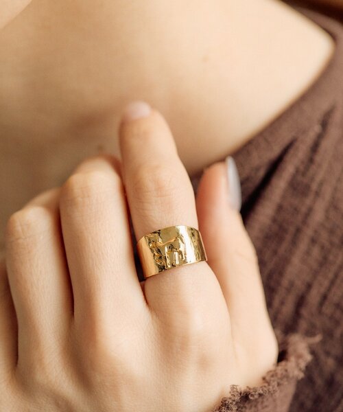 ear PAPILLONNER（イアパピヨネ）の「《WEB＆一部店舗限定》幅広ホースリング（リング・レディース・シルバー/ゴールド・ONE SIZE）」の6枚目の写真