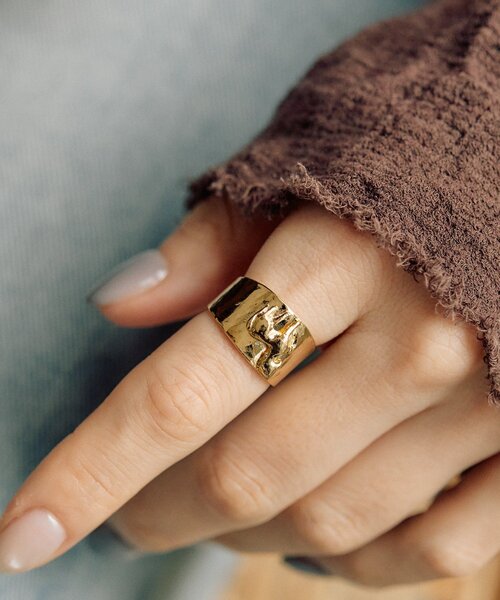 ear PAPILLONNER（イアパピヨネ）の「《WEB＆一部店舗限定》幅広ホースリング（リング・レディース・シルバー/ゴールド・ONE SIZE）」の5枚目の写真