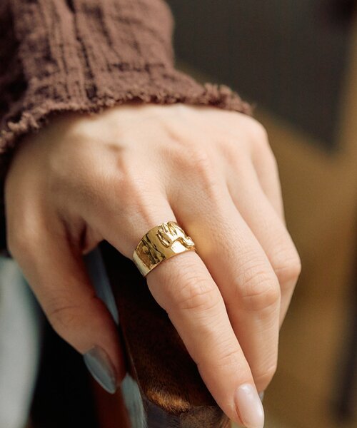 ear PAPILLONNER（イアパピヨネ）の「《WEB＆一部店舗限定》幅広ホースリング（リング・レディース・シルバー/ゴールド・ONE SIZE）」の4枚目の写真