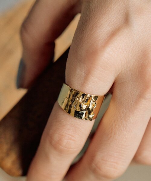 ear PAPILLONNER（イアパピヨネ）の「《WEB＆一部店舗限定》幅広ホースリング（リング・レディース・シルバー/ゴールド・ONE SIZE）」の3枚目の写真