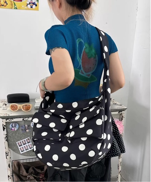 WEGO（ウィゴー）の「[大容量]ドット柄BIGナイロンショルダーバッグ（ショルダーバッグ・レディース・ホワイト・FREE）」の4枚目の写真
