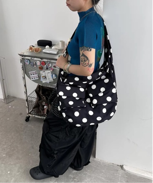 WEGO（ウィゴー）の「[大容量]ドット柄BIGナイロンショルダーバッグ（ショルダーバッグ・レディース・ホワイト・FREE）」の13枚目の写真