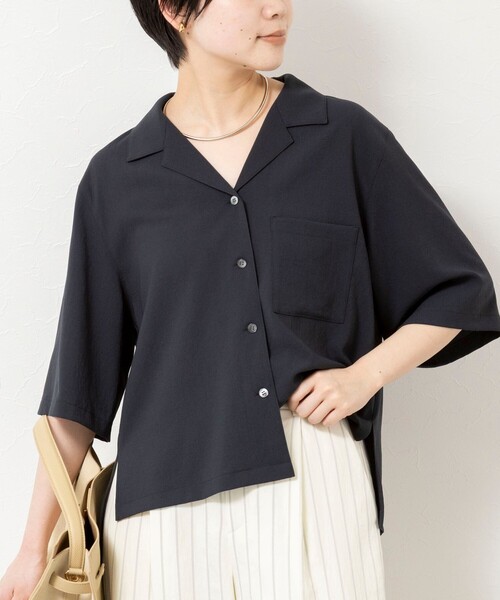 NOLLEY’S Sophi（ノーリーズソフィ）の「《セットアップ対応》ウォッシャブルエアリージョーゼットショートシャツ（シャツ/ブラウス・レディース・ベージュ/ネイビー・38/36）」の2枚目の写真
