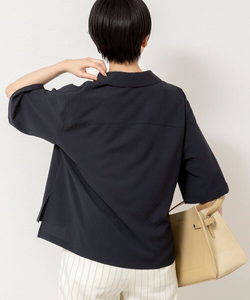 NOLLEY’S Sophi（ノーリーズソフィ）の「《セットアップ対応》ウォッシャブルエアリージョーゼットショートシャツ（シャツ/ブラウス・レディース・ベージュ/ネイビー・38/36）」の5枚目の写真