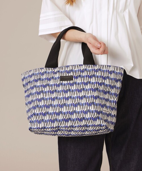 MACKINTOSH LONDON（マッキントッシュ ロンドン）の「【eclat5月号掲載】レインタフタプリントトートバッグ（トートバッグ・レディース・ベージュ/ライトブルー・FREE）」の3枚目の写真