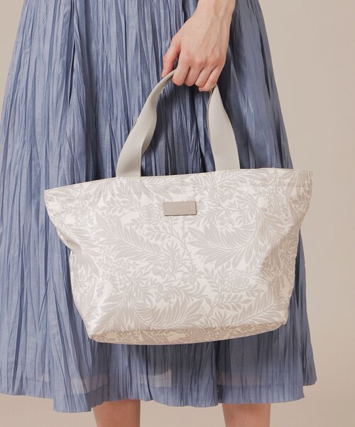 MACKINTOSH LONDON（マッキントッシュ ロンドン）の「【eclat5月号掲載】レインタフタプリントトートバッグ（トートバッグ・レディース・ベージュ/ライトブルー・FREE）」の4枚目の写真