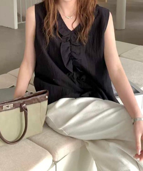 Maison Calme(メゾンカルム)の「【26年春夏新作】フリルVネックノースリーブブラウス 無地(Tシャツ/カットソー・レディース・ホワイト/ブルー/ブラック・F)」の9枚目の写真