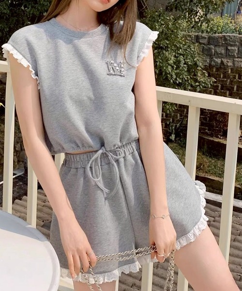 leune(ルネ)の「フリルレースショーパンスウェットセットアップ(スウェット・レディース・グレー・SMALL/MEDIUM/LARGE)」の4枚目の写真