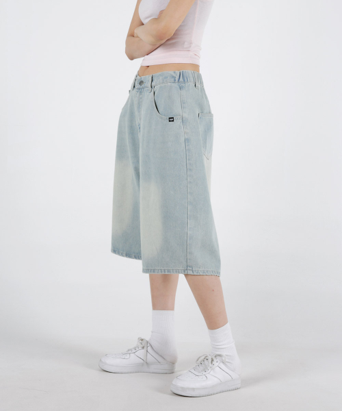 UMM(ウム)の「レディースカバーバックバンドバミューダウォッシングデニムパンツ 3COLOR(その他パンツ・レディース・ライトブルー/ブラック/ブルー・MEDIUM/LARGE/X-LARGE)」の14枚目の写真