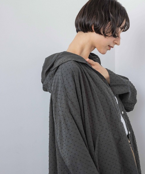 studio CLIP(スタディオクリップ)の「《natural by clip》カットドビーフードチュニック(シャツ/ブラウス・レディース・チャコールグレー/サックスブルー/ナチュラル・FREE)」の11枚目の写真