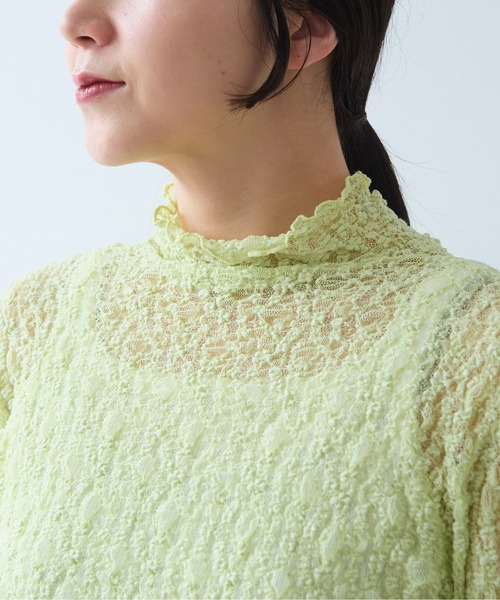 yuni(ユニ )の「flower shirring lace high neck pullover(Tシャツ/カットソー・レディース・イエロー/ホワイト/ブラック・FREE)」の3枚目の写真